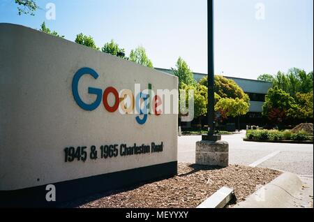 In der Nähe von Zeichen und Logo im Googleplex, dem Hauptquartier von Silicon Valley search engine und Technologie Unternehmen Google Inc., Mountain View, Kalifornien, 14. April 2018. () Stockfoto