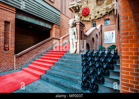 Hotel Blow Up 5050, Posen. Der erste Blick in die Blow Up Halle 5050 ist äußerst beeindruckend. Man versucht instinktiv, dem roten Teppich zu folgen. Dies führt vorbei an zeitgenössischer Kunst, darunter Skulpturen und Fotografien, in die ebenfalls gigantischer Bar des Hotels und nicht in die Zimmer Stockfoto