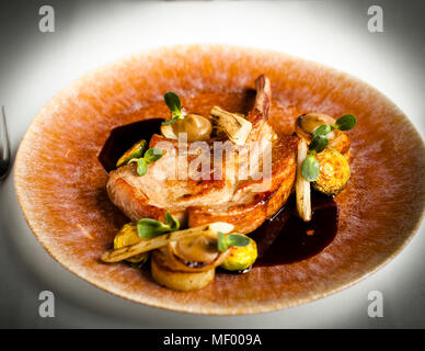 Zlotnieka Schweinekotelett, eine 200 Jahre alte Rasse von Schweinefleisch mit Zwiebelpüree und schwarzem Salsify. Mittagessen im Hotel Blow Up 5050, Posen Stockfoto