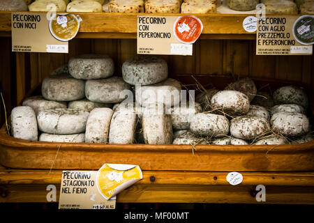 Altstadt von Pienza, Toskana, Italien, bekannt für guten Pecorino cheeese, Käse Shop in der Altstadt Stockfoto