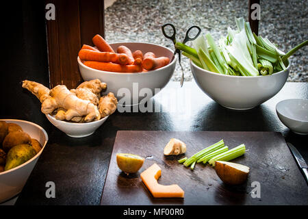 Gesundes Frühstück, Zutaten für einen Entsafter, frisches Gemüse Saft wie Ingwer, Karotten, Sellerie und Melone Stockfoto