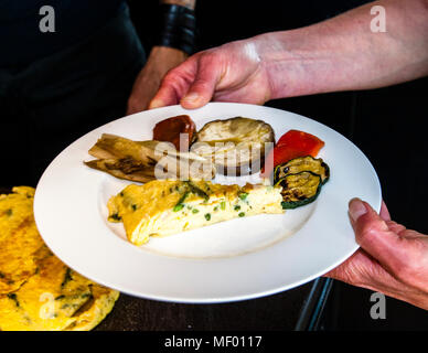 Antipasti mit Spargel frittata. Den wilden Spargel zu sammeln bedeutet, eine Delikatesse in der Toskana, Italien, zu sammeln. Es ist kostbar und selten wie Trüffel Stockfoto