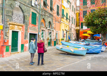 Vernazza, Ligurien, Italien - Dezember 2017: Menschen zu Fuß in der Altstadt von Vernazza, berühmten und charmanten Fischerdorf am Meer, CinqueTerre, Cin Stockfoto