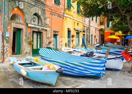 Vernazza, Ligurien, Italien - Dezember 2017: bunte Fischerboote in der Altstadt von Vernazza, berühmten und charmanten Fischerdorf am Meer, CinqueTe Stockfoto