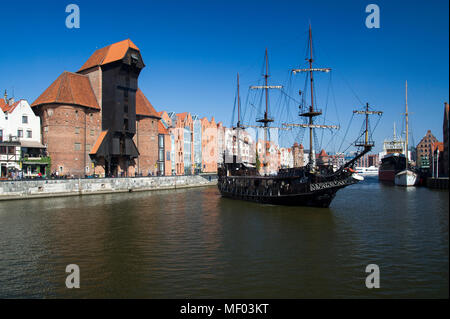 Gotische watergate Brama Zuraw (Kran Tor) auf Dlugie Pobrzeze (Fluss Mottlau Damm) in der Stadt im historischen Zentrum von Danzig, Polen. April 19. Stockfoto