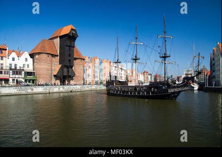 Gotische watergate Brama Zuraw (Kran Tor) auf Dlugie Pobrzeze (Fluss Mottlau Damm) in der Stadt im historischen Zentrum von Danzig, Polen. April 19. Stockfoto