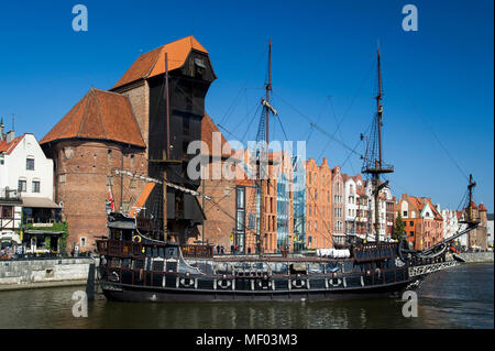 Gotische watergate Brama Zuraw (Kran Tor) auf Dlugie Pobrzeze (Fluss Mottlau Damm) in der Stadt im historischen Zentrum von Danzig, Polen. April 19. Stockfoto