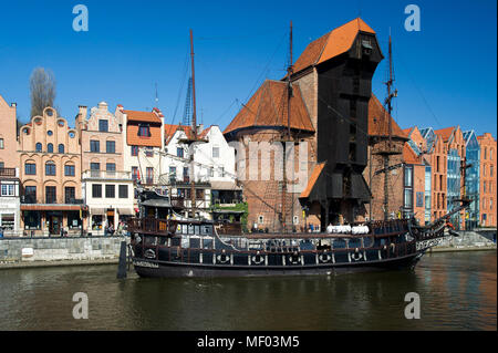 Gotische watergate Brama Zuraw (Kran Tor) auf Dlugie Pobrzeze (Fluss Mottlau Damm) in der Stadt im historischen Zentrum von Danzig, Polen. April 19. Stockfoto