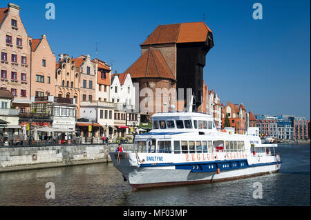 Gotische watergate Brama Zuraw (Kran Tor) auf Dlugie Pobrzeze (Fluss Mottlau Damm) in der Stadt im historischen Zentrum von Danzig, Polen. April 19. Stockfoto