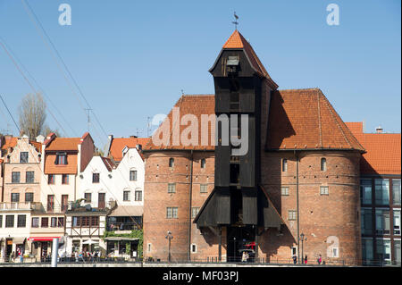 Gotische watergate Brama Zuraw (Kran Tor) auf Dlugie Pobrzeze (Fluss Mottlau Damm) in der Stadt im historischen Zentrum von Danzig, Polen. April 19. Stockfoto