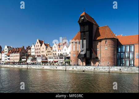 Gotische watergate Brama Zuraw (Kran Tor) auf Dlugie Pobrzeze (Fluss Mottlau Damm) in der Stadt im historischen Zentrum von Danzig, Polen. April 19. Stockfoto