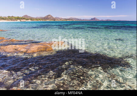 Felsen Frame das türkisfarbene Wasser des Meeres rund um den Sandstrand von Sant Elmo Castiadas Costa Rei Cagliari Sardinien Italien Europa Stockfoto