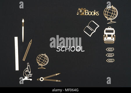 Das Konzept der Schule, text Schule mit Schulmaterial Spanplatte Miniaturen auf Tafel platziert Stockfoto