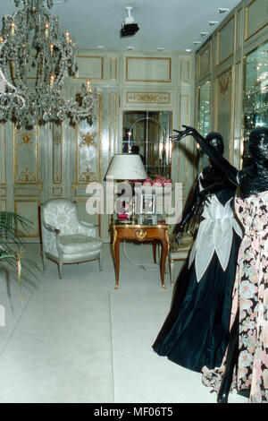 Edle Inneneinrichtung in der Höhle Geschöftsräumen von Modedesigner Rudolph Moshammer in der Maximilianstraße in München, Deutschland 1996. Besten innerhalb der Boutique von Moshammer in München, Deutschland 1996. Stockfoto