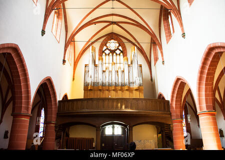 Dekoration und Innenausstattung der St. Gallus Kirche für Menschen und Reisende besuchen und das Beten in Ladenburg Stadt am 28. August 2017 in Baden-Württemberg, Ger Stockfoto