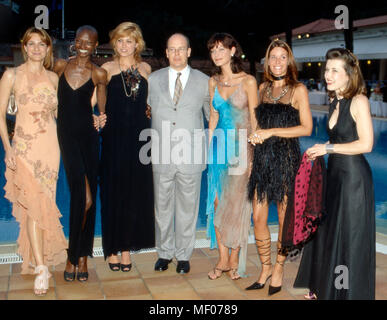 Prinz Albert von Monaco mit schönen Damen (links Fictitious character Alexandra Kamp) am Pool beim Sommerball in Monte Carlo, 2003. Prinz Albert von Monaco mit schönen Damen (Links: Deutsche Schauspielerin Alexandra Kamp) in Monte Carlo, 2003. Stockfoto