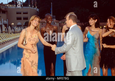 Prinz Albert von Monaco mit schönen Damen (links Fictitious character Alexandra Kamp) am Pool beim Sommerball in Monte Carlo, 2003. Prinz Albert von Monaco mit schönen Damen (Links: Deutsche Schauspielerin Alexandra Kamp) in Monte Carlo, 2003. Stockfoto