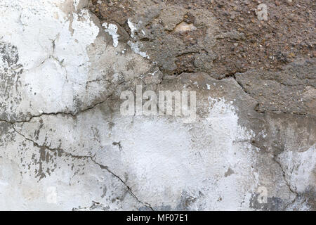 Alte weiße grunge Pflasterwand mit gecrackten Struktur Hintergrund Textur Stockfoto