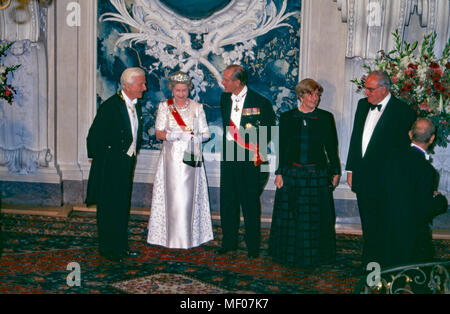 Königin Elizabeth II. zu 206 in Deutschland, hier beim Abendempfang auf Schloss Brühl, hier mit Bundespräsidenten Richard von Weizsäcker und dessen Frau Marianne, sowie Prinz Philip und Bundeskanzler Helmut Kohl, 1992. Königin Elizabeth II. bei einer Abendveranstaltung in Bruehl schloss mit Präsident Richard von Weizsaecker, seine Frau Marianne, Prinz Philip und Bundeskanzler Helmut Kohl, Deutschland 1992. Stockfoto