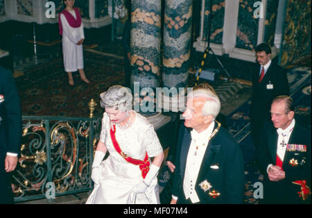 Königin Elizabeth II. zu 206 in Deutschland, hier beim Abendempfang auf Schloss Brühl, hier mit Bundespräsidenten Richard von Weizsäcker, 1992. Königin Elizabeth II. bei einer Abendveranstaltung in Bruehl schloss, Deutschland 1992. Stockfoto