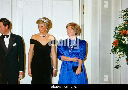 Prinz Charles und Prinzessin Diana zu 206 in Deutschland, hier beim Abendempfang mit Marianne von Weizsäcker, 1987. Prinz und Prinzessin von Wales Deutschland besuchen, hier bei einer Abendveranstaltung mit Marianne von Weizsaecker, 1987. Stockfoto