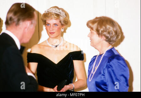 Prinz Charles und Prinzessin Diana zu 206 in Deutschland, hier beim Abendempfang mit Marianne von Weizsäcker, 1987. Prinz und Prinzessin von Wales Deutschland besuchen, hier bei einer Abendveranstaltung mit Marianne von Weizsaecker, 1987. Stockfoto