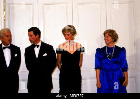 Prinz Charles und Prinzessin Diana zu 206 in Deutschland, hier beim Abendempfang mit Bundespräsidenten Richard und Marianne von Weizsäcker, 1987. Prinz und Prinzessin von Wales Deutschland besuchen, hier bei einer Abendveranstaltung mit Richard und Marianne von Weizsaecker, 1987. Stockfoto