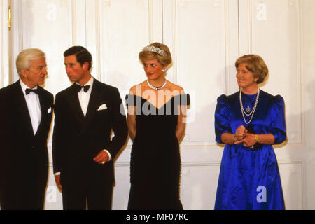 Prinz Charles und Prinzessin Diana zu 206 in Deutschland, hier beim Abendempfang mit Bundespräsidenten Richard und Marianne von Weizsäcker, 1987. Prinz und Prinzessin von Wales Deutschland besuchen, hier bei einer Abendveranstaltung mit Richard und Marianne von Weizsaecker, 1987. Stockfoto