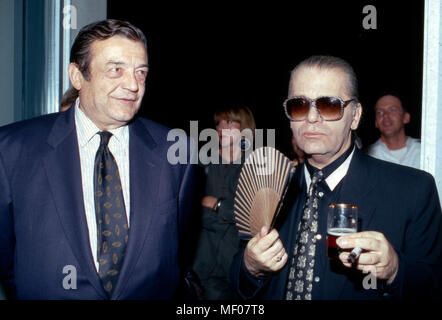 Karl Lagerfeld bei der Eröffnung Thunfischwadenfänger Fotografie diplomprojekt "Parade" im Museum für Moderne Kunst in Frankfurt am Main, Deutschland 1994. Karl Lagerfeld bei der Eröffnung seiner Fotografie Ausstellung "Parade" im Museum für Moderne Kunst in Frankfurt am Main, Deutschland 1994. Stockfoto