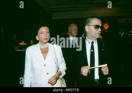 Karl Lagerfeld bei der Eröffnung Thunfischwadenfänger Fotografie diplomprojekt "Parade" im Museum für Moderne Kunst in Frankfurt am Main, Deutschland 1994. Karl Lagerfeld bei der Eröffnung seiner Fotografie Ausstellung "Parade" im Museum für Moderne Kunst in Frankfurt am Main, Deutschland 1994. Stockfoto