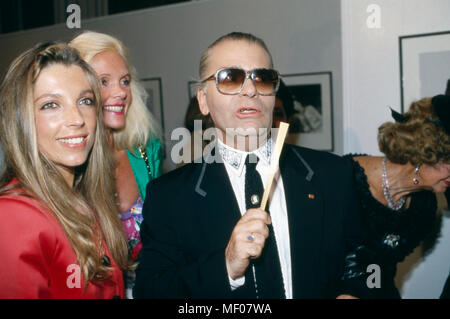 Karl Lagerfeld bei der Eröffnung Thunfischwadenfänger Fotografie diplomprojekt "Parade" im Museum für Moderne Kunst in Frankfurt am Main, Deutschland 1994. Karl Lagerfeld bei der Eröffnung seiner Fotografie Ausstellung "Parade" im Museum für Moderne Kunst in Frankfurt am Main, Deutschland 1994. Stockfoto