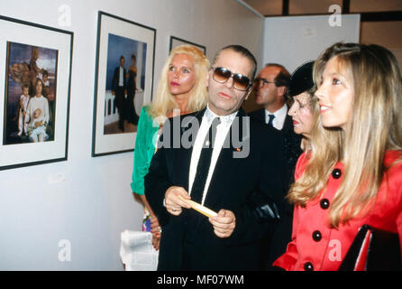 Karl Lagerfeld mit Gunilla von Bismarck bei der Eröffnung Thunfischwadenfänger Fotografie diplomprojekt "Parade" im Museum für Moderne Kunst in Frankfurt am Main, Deutschland 1994. Karl Lagerfeld mit Gunilla von Bismarck bei der Eröffnung seiner Fotografie Ausstellung "Parade" im Museum für Moderne Kunst in Frankfurt am Main, Deutschland 1994. Stockfoto