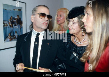 Karl Lagerfeld mit Gunilla von Bismarck bei der Eröffnung Thunfischwadenfänger Fotografie diplomprojekt "Parade" im Museum für Moderne Kunst in Frankfurt am Main, Deutschland 1994. Karl Lagerfeld mit Gunilla von Bismarck bei der Eröffnung seiner Fotografie Ausstellung "Parade" im Museum für Moderne Kunst in Frankfurt am Main, Deutschland 1994. Stockfoto