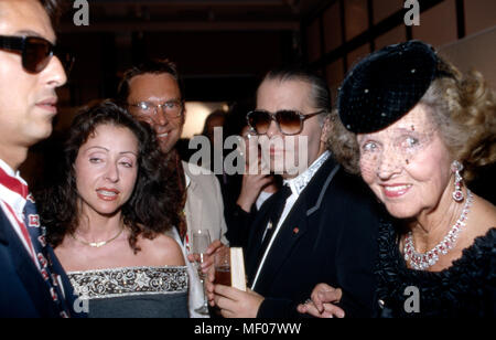 Karl Lagerfeld mit Sängerin Vicky Leandros bei der Eröffnung Thunfischwadenfänger Fotografie diplomprojekt "Parade" im Museum für Moderne Kunst in Frankfurt am Main, Deutschland 1994. Karl Lagerfeld mit Sängerin Vicky Leandros bei der Eröffnung seiner Fotografie Ausstellung "Parade" im Museum für Moderne Kunst in Frankfurt am Main, Deutschland 1994. Stockfoto