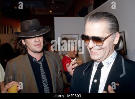 Karl Lagerfeld mit Sänger Udo Lindenberg bei der Eröffnung Thunfischwadenfänger Fotografie diplomprojekt "Parade" im Museum für Moderne Kunst in Frankfurt am Main, Deutschland 1994. Karl Lagerfeld mit Sänger Udo Lindenberg bei der Eröffnung seiner Fotografie Ausstellung "Parade" im Museum für Moderne Kunst in Frankfurt am Main, Deutschland 1994. Stockfoto