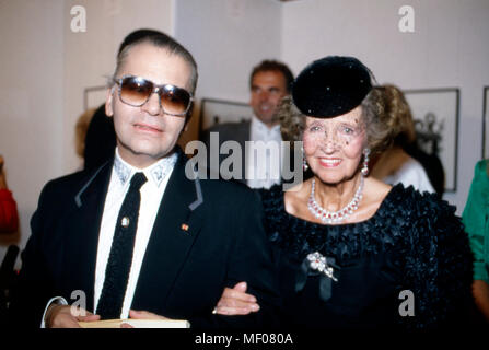 Karl Lagerfeld bei der Eröffnung Thunfischwadenfänger Fotografie diplomprojekt "Parade" im Museum für Moderne Kunst in Frankfurt am Main, Deutschland 1994. Karl Lagerfeld bei der Eröffnung seiner Fotografie Ausstellung "Parade" im Museum für Moderne Kunst in Frankfurt am Main, Deutschland 1994. Stockfoto