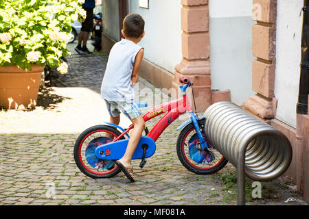 Deutsche Kinder Fahrrad fahren kleines Fahrrad und stoppen die Räder Fahrrad parken im Außenbereich der Stadt Ladenburg am 28. August 2017 in Baden-Württemberg, Stockfoto