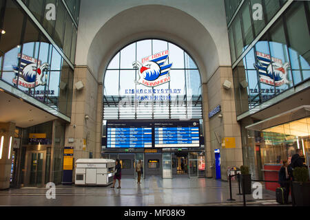 Deutsche Volk und fremde Reisende gehen und warten Zug in Terminal am Mannheimer Hauptbahnhof am 29. August 2017 in Mannheim, Germ Stockfoto