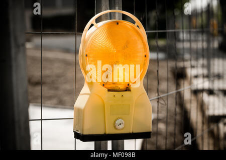 Baustelle Kontrolllampe leuchtet orange Zaun Stockfoto