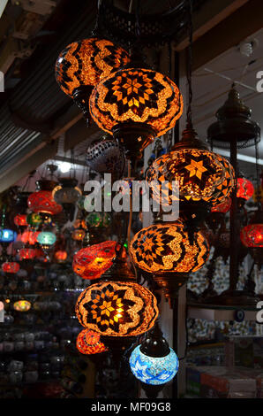 Türkische traditionelle farbiges Glas Handwerk leuchtet. Grand Markt, Istanbul. Stockfoto