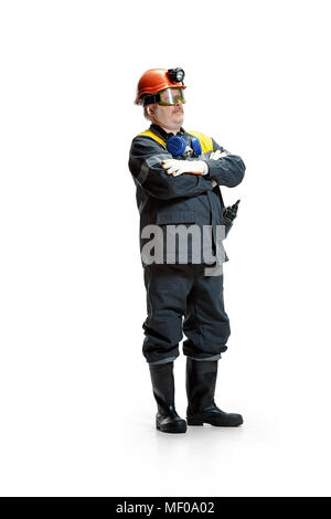 Das Studio shot der älteren bärtigen Mann bergmann an der Kamera auf einem weißen Hintergrund. Stockfoto
