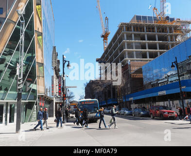 Ecke der Sainte-Catherine Street und Saint-Laurent Boulevard im Zentrum von Montreal. Quebec, Kanada Stockfoto