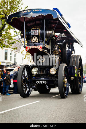 Llandudno, North Wales - 29. April 2017: Touristen genießen die Parade der großen leistungsfähigen Straße Lokomotiven. Held anzeigen Stockfoto