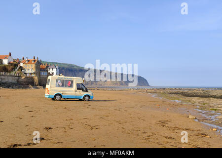 ROBIN HOOD'S BAY, 21. APRIL: Traditionelle ice cream van auf Robin Hood's Bay Beach. In Robin Hood's Bay, England. April 2018 21. Stockfoto