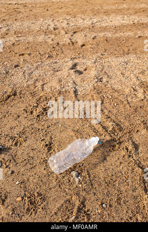 Plastikflasche auf einem Britischen Strand verworfen. Stockfoto