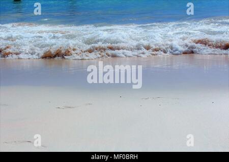 Die Flut und eine Welle zu Beginn ihrer aus, um den Sand in Richtung Strand. Stockfoto