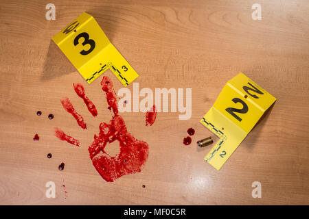 Einen blutigen Handabdruck neben einem verbrauchten Gehäuse, beide mit Beweise am Tatort Markierungen gekennzeichnet. Stockfoto
