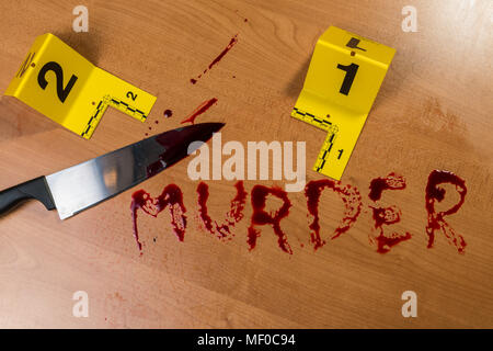 Das Wort "Mord" im Blut auf einem Holz Oberfläche neben einem blutigen Messer, sowohl durch die Beweise am Tatort Markierungen gekennzeichnet geschrieben. Stockfoto