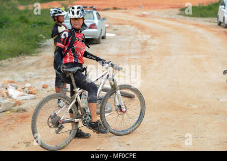 Eine weibliche Biker an PCC spezialisierte Presidential Ride Mountainbike Wettbewerb 2013 an Semenyih, Malaysia. Stockfoto