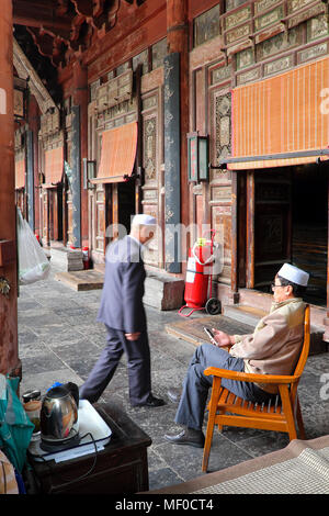 Depotbank mit Handy, Eintritt in den Gebetsraum, Große Moschee von Xi'an, Xi'an, Provinz Shaanxi, China Stockfoto